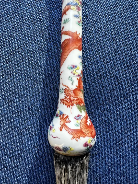 乾隆粉彩洪福齐天云龙蝙蝠纹瓷斗笔